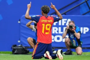 spanyol-juara-piala-dunia-2026-yamal-hibur-messi